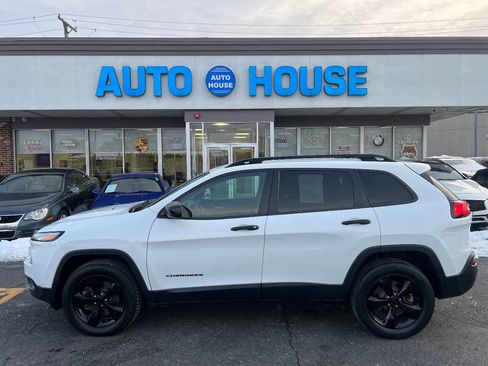 Used 2017 Jeep Cherokee Sport image 8