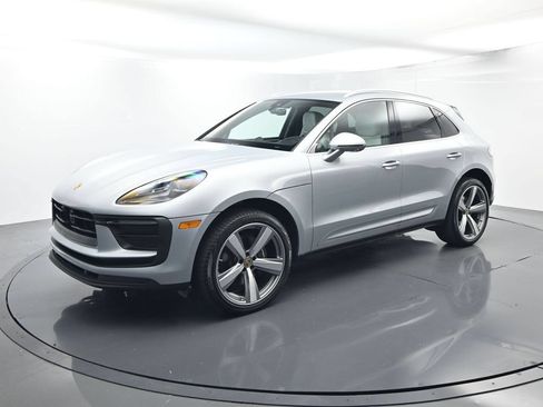 Certified 2025 Porsche Macan AWD/4WD image 1