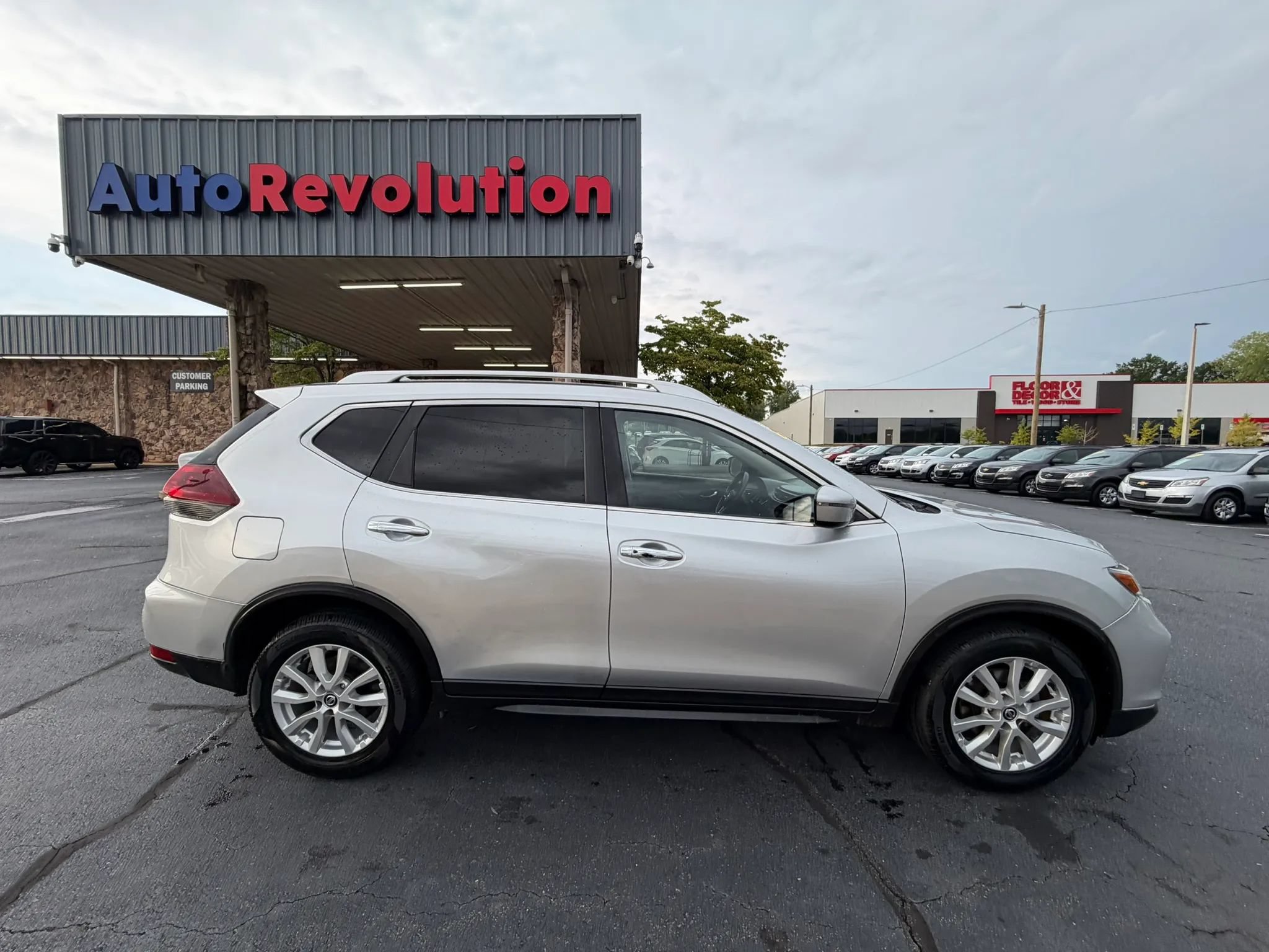 Used 2019 Nissan Rogue SV FWD image 8
