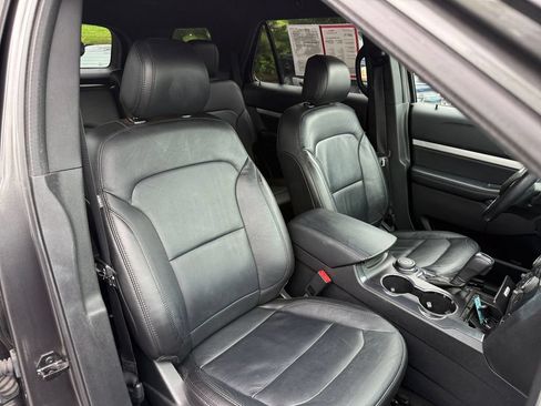 Used 2017 Ford Explorer XLT w/ Equipment Group 202A AWD/4WD image 18