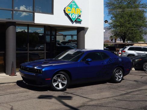 Used 2019 Dodge Challenger SXT image 3