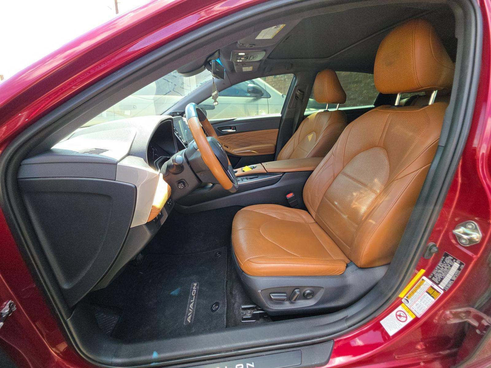 Used 2019 Toyota Avalon Limited FWD image 4
