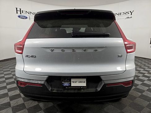Used 2022 Volvo XC40 T4 R-Design image 6