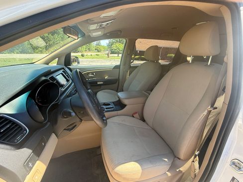Used 2020 Kia Sedona LX FWD image 2