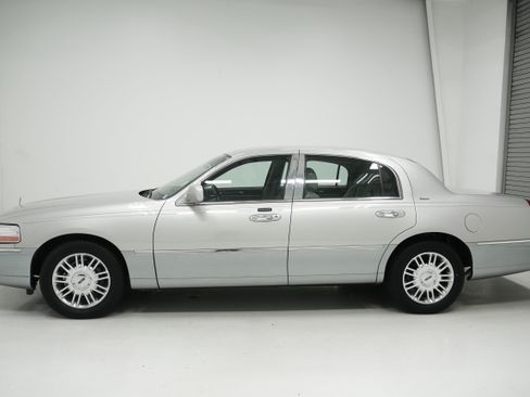 Used 2006 Lincoln Town Car Designer Series RWD image 7
