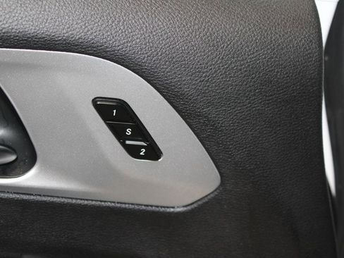 Used 2025 Chrysler Pacifica Limited FWD image 8