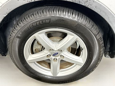 Used 2019 Ford Explorer XLT w/ Equipment Group 202A image 11