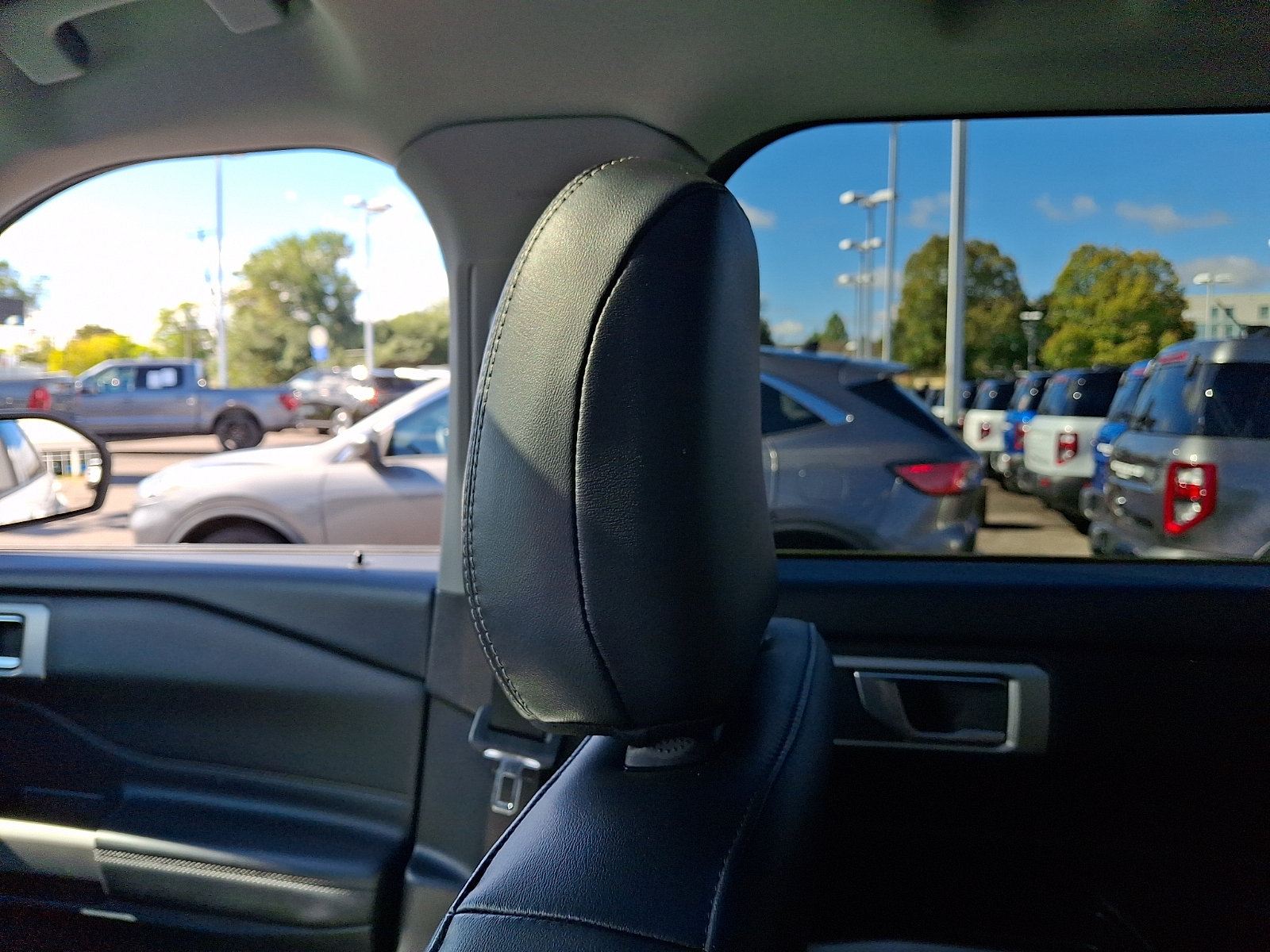 Used 2023 Ford Explorer XLT w/ Equipment Group 202A AWD/4WD image 16