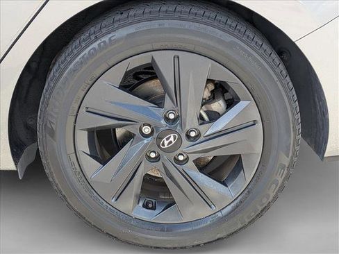 Used 2022 Hyundai Elantra SEL w/ Convenience Package FWD image 9