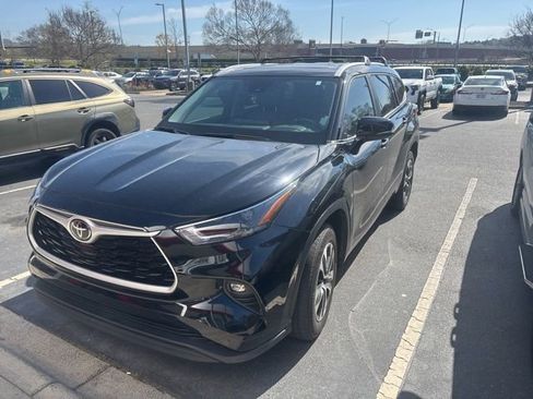 Used 2023 Toyota Highlander XLE image 2
