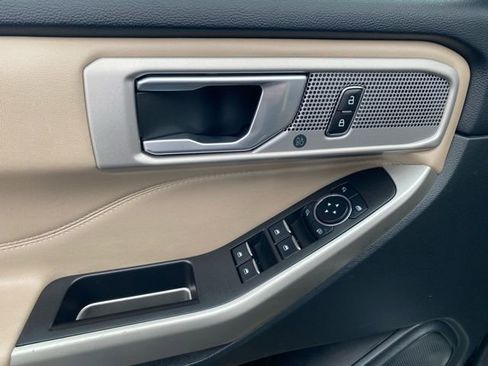 Used 2023 Ford Explorer Limited image 19