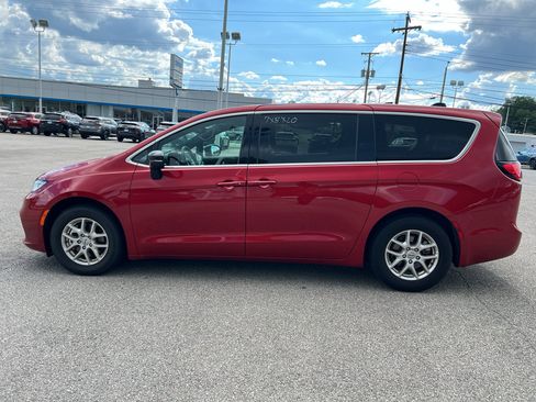 Used 2025 Chrysler Pacifica Select FWD image 8