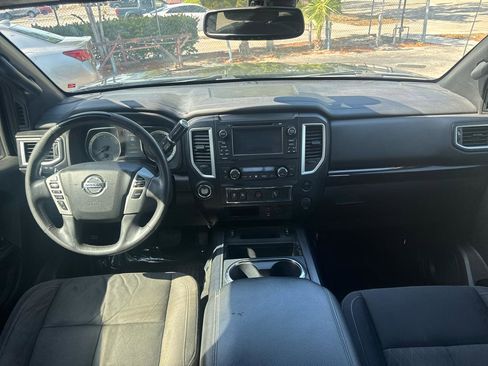 Used 2018 Nissan Titan SV w/ SV Convenience Package RWD image 9