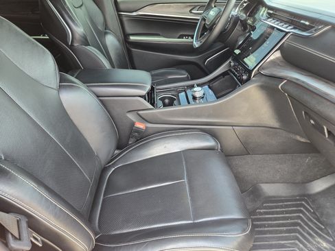 Used 2022 Jeep Grand Cherokee Overland w/ Luxury Tech Group IV AWD/4WD image 16