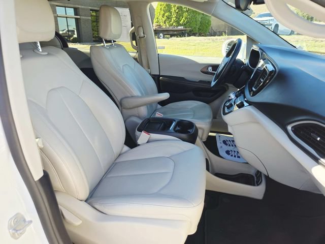 Used 2017 Chrysler Pacifica Touring-L w/ 13 Speaker Alpine Sound Group FWD image 17