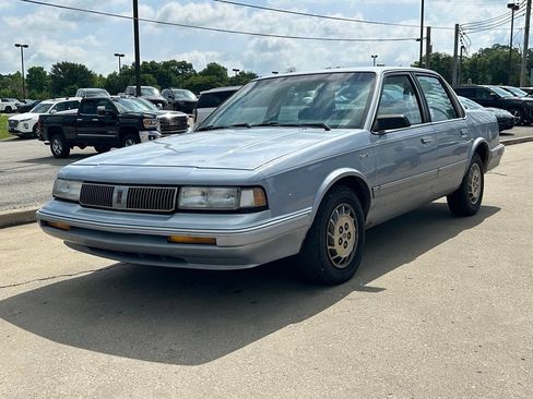 Used 1996 Oldsmobile Cutlass Ciera SL FWD image 2