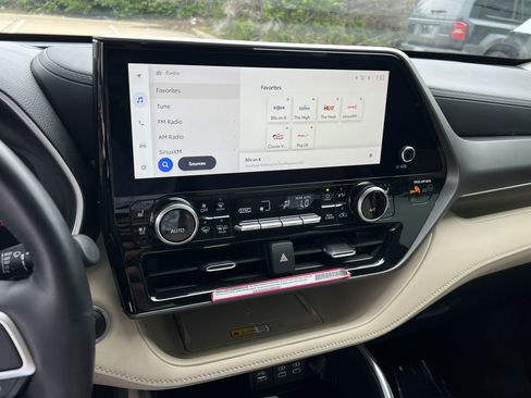 Used 2024 Toyota Highlander Limited FWD image 8