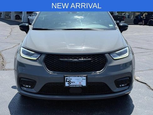 Used 2025 Chrysler Pacifica Limited FWD image 10