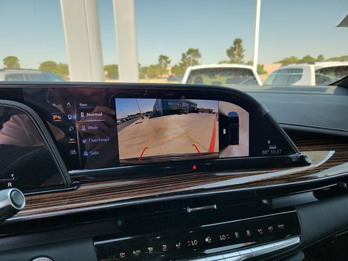Used 2024 Cadillac Escalade Luxury RWD image 18