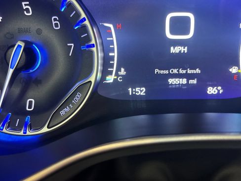 Used 2023 Chrysler Pacifica Touring FWD image 13