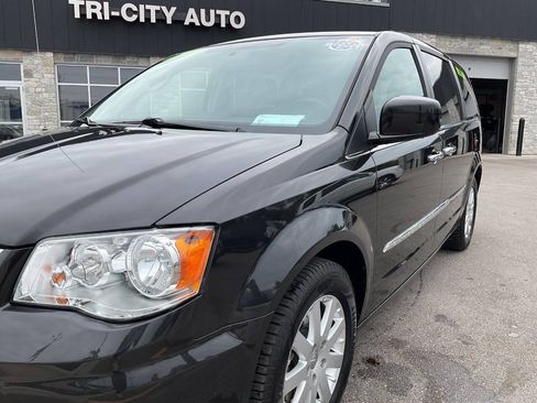 Used 2015 Chrysler Town & Country Touring w/ Driver Convenience Group FWD image 2