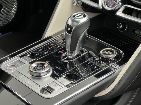 Used 2025 Bentley Flying Spur Plug-In Hybrid image 56