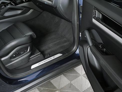 Certified 2025 Porsche Cayenne S image 26