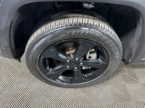 Used 2023 Jeep Grand Cherokee L Laredo image 10