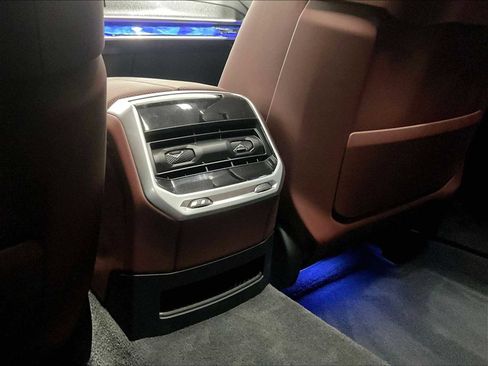 Used 2025 BMW 760i xDrive w/ Premium Package image 26