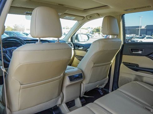 Used 2019 Toyota Highlander XLE image 25