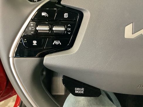 Certified 2025 Kia Niro EX image 14