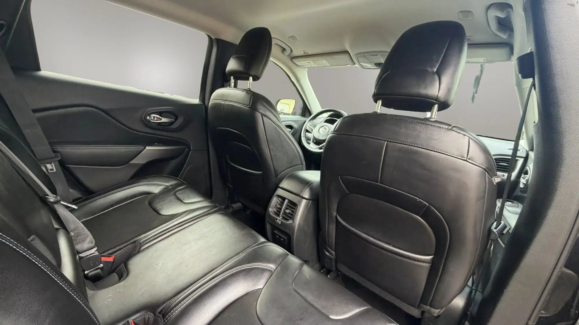 Used 2019 Jeep Cherokee Latitude Plus FWD image 23