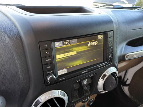 Used 2015 Jeep Wrangler Unlimited Sahara w/ Connectivity Group AWD/4WD image 18