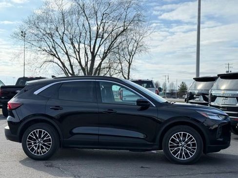 Used 2023 Ford Escape SE image 37