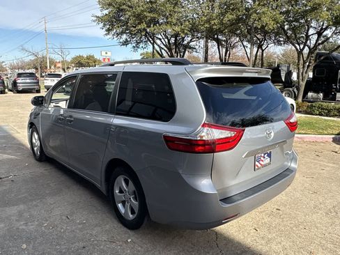 Used 2015 Toyota Sienna LE image 4