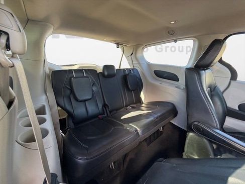 Used 2022 Chrysler Pacifica Touring-L image 28