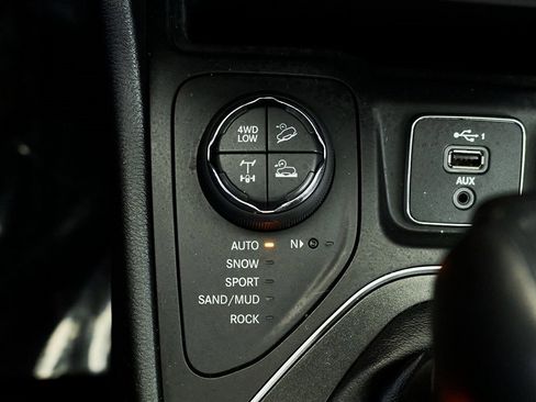 Used 2019 Jeep Cherokee Trailhawk image 46