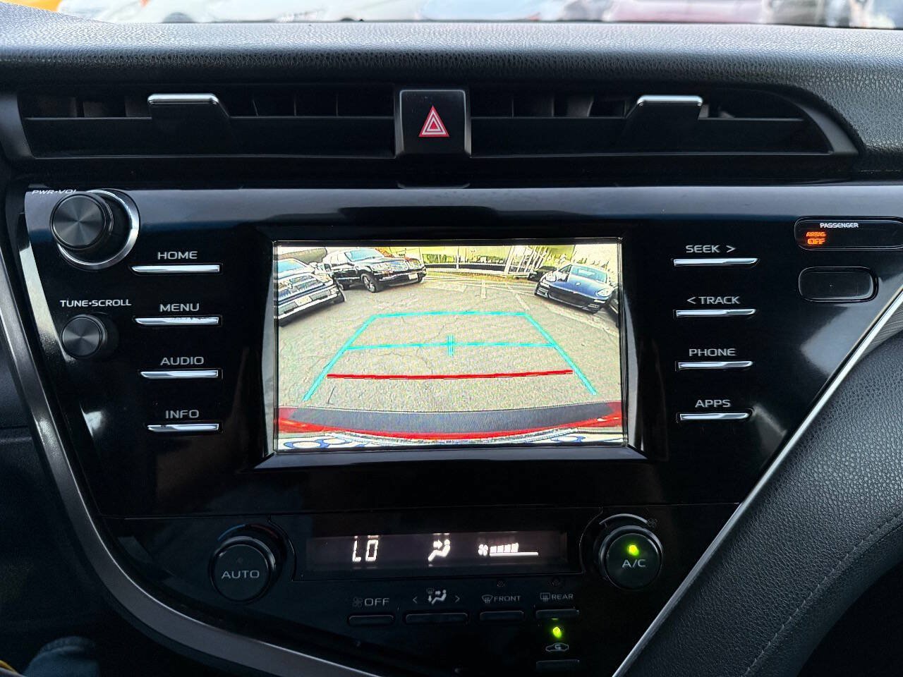 Used 2018 Toyota Camry SE FWD image 18