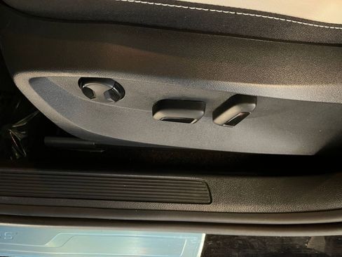 Used 2025 Volkswagen Taos SE image 23