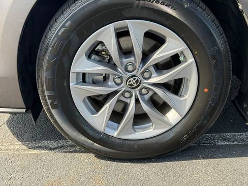 Used 2023 Toyota Sienna XLE FWD image 11