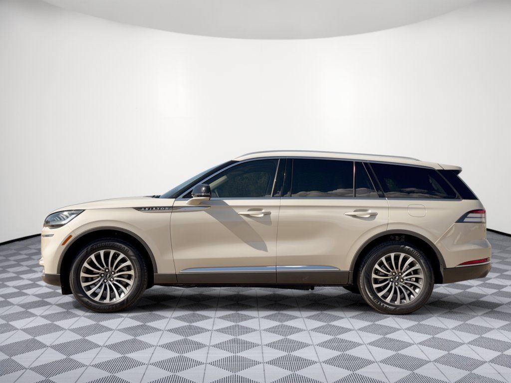 Used 2024 Lincoln Aviator AWD w/ Premium Package image 2