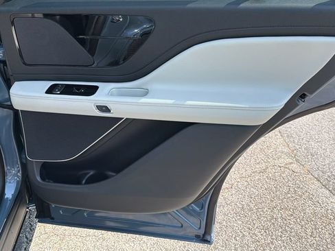 New 2026 Lincoln Aviator AWD w/ Jet Appearance Package image 17
