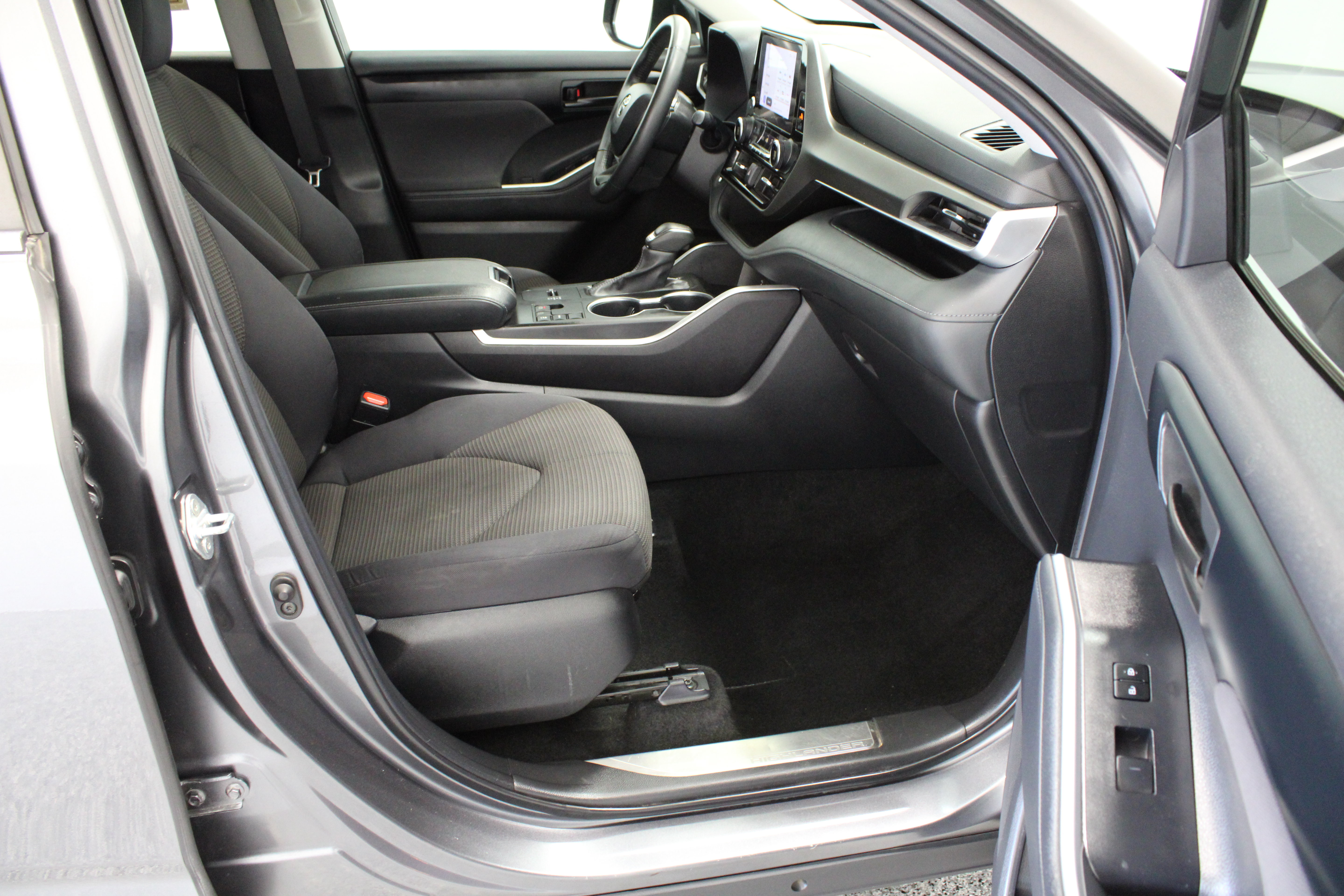Used 2023 Toyota Highlander LE FWD image 38