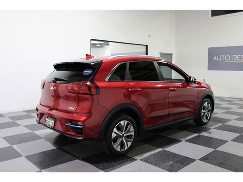 Used 2022 Kia Niro EX image 4