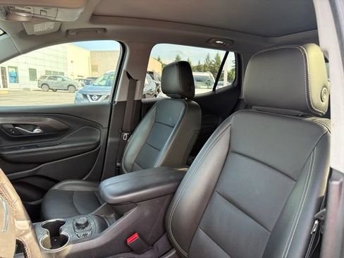 Used 2022 GMC Terrain SLT w/ Infotainment Package II AWD/4WD image 9