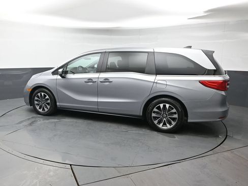 Used 2024 Honda Odyssey EX-L image 3