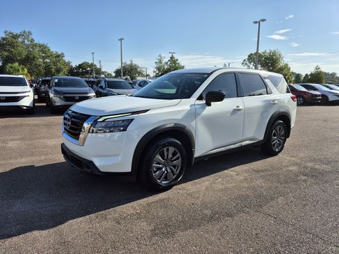 Used 2025 Nissan Pathfinder S FWD image 1