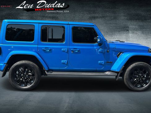 Used 2022 Jeep Wrangler Unlimited Sahara AWD/4WD image 5