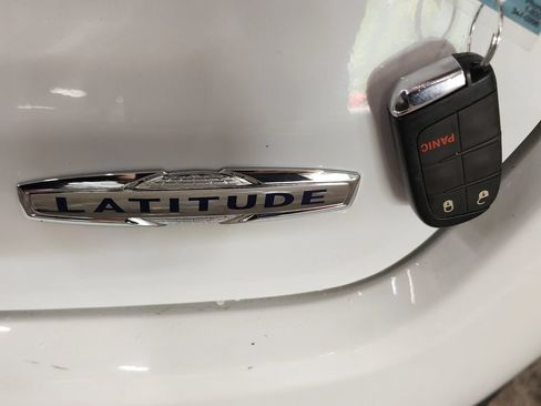 Used 2024 Jeep Compass Latitude AWD/4WD image 38