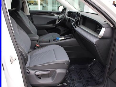 Used 2025 Volkswagen Tiguan SE image 20